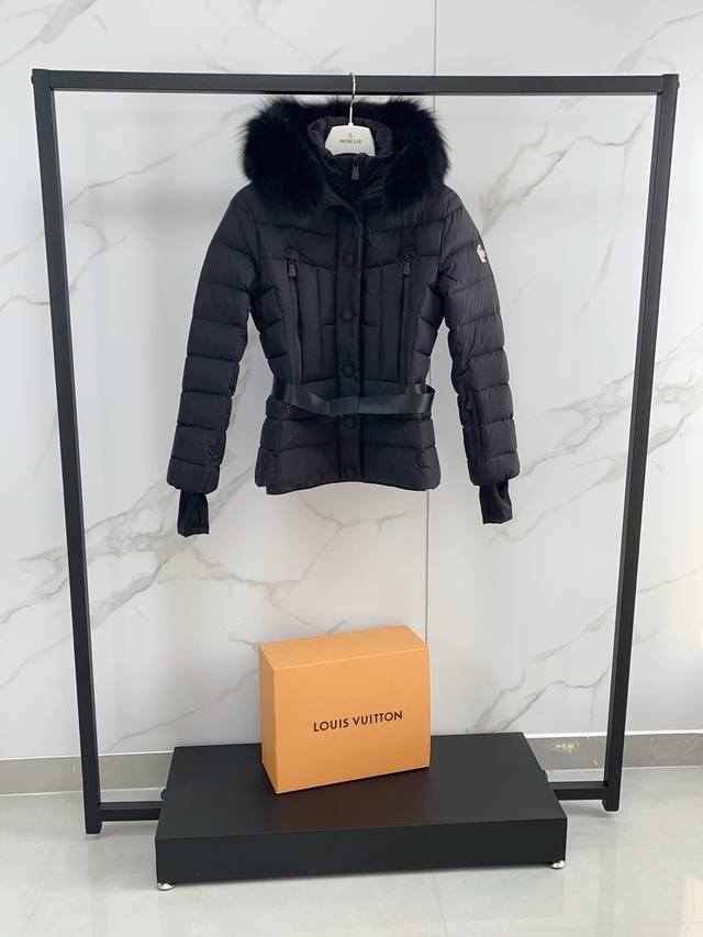 特级羽绒Moncler Beverley女士连帽狐狸毛饰边滑雪羽绒夹克外套.原版购入开发,鹅绒填充.整条超大芬兰进口狐狸毛领. 特级鹅绒填充+原厂替换面料十原厂