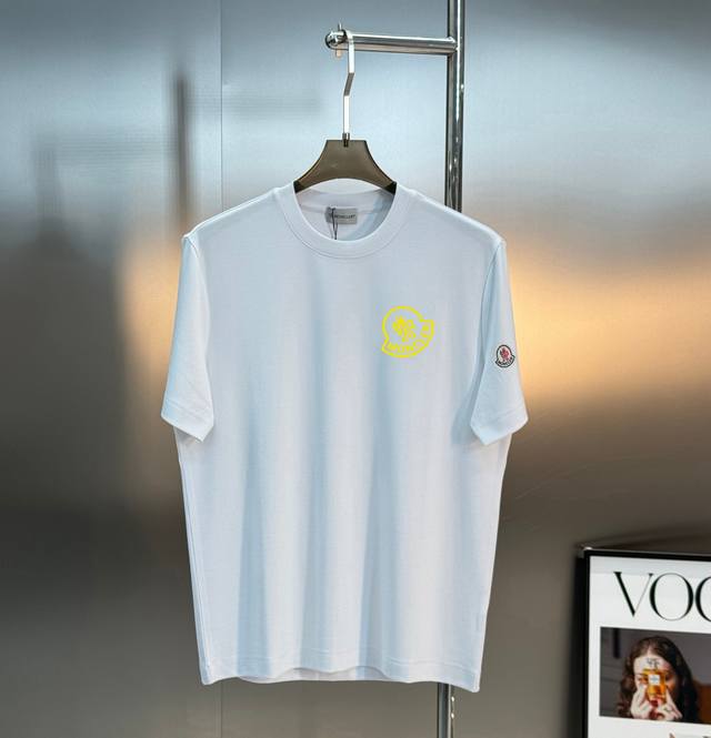 蒙口25S新款圆领T恤.代工出品！！此款打底衫以基础的版型为框架.胸口采用品牌小帽子经典烫画工艺，细节为整体搭配起到至关重要的作用，蓝色色彩搭配设计.增添了不少