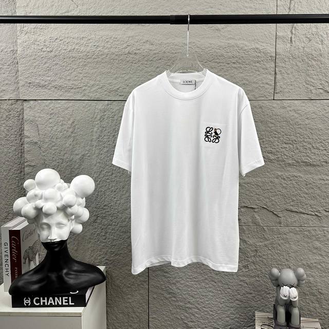 Loew* 罗意*威 2025春夏款 经典简约个性字母图腾立体刺绣工艺 Logo 定制双纱平纹纯棉面料 短袖T恤 男女同款 颜色：黑色 白色 尺码： S 90-