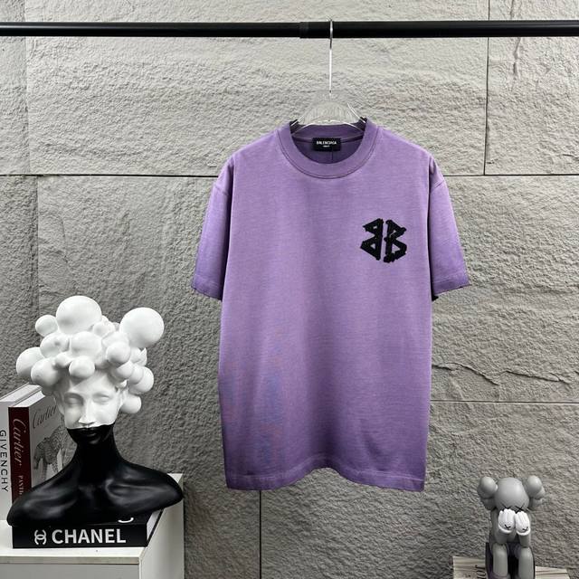 Balenci*Ga 巴黎*2025春夏季新款 磨破洗水款吊染渐变做旧 立体贴布绣+烫钻工艺 定制纯棉面料 短袖T恤 男女同款 颜色：洗水粉 洗水紫 洗水灰 尺