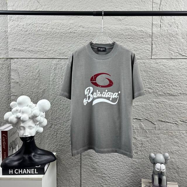 Balenci*Ga 巴黎*2025春夏季新款 磨破洗水款吊染渐变做旧 立体植绒工艺 定制纯棉面料 短袖T恤 男女同款 颜色：洗水粉 洗水紫 洗水灰 洗水黑 尺