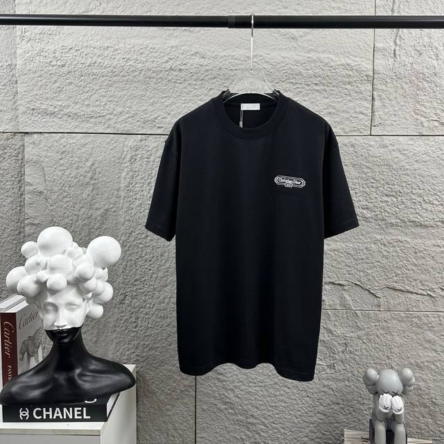 Dio* 克里斯蒂迪奥 2025春夏新款 经典字母简约刺绣工艺 简约大方 定制双纱平纹纯棉面料 短袖T恤 男女同款 颜色：黑色 白色 尺码： S 90-130斤