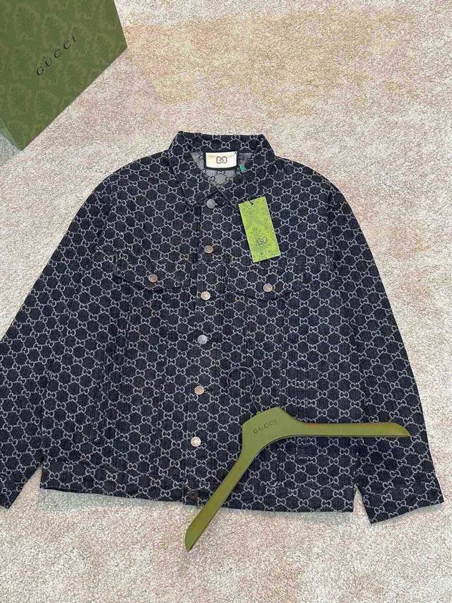 酷奇 重工做旧水洗老花牛仔外套 满印提花Logo 漂亮的洗水渐变工艺处理的非常的精致！采用16S纯棉 区别于普通面料克重 采用定织染纹路根据原版走针进行设计 区