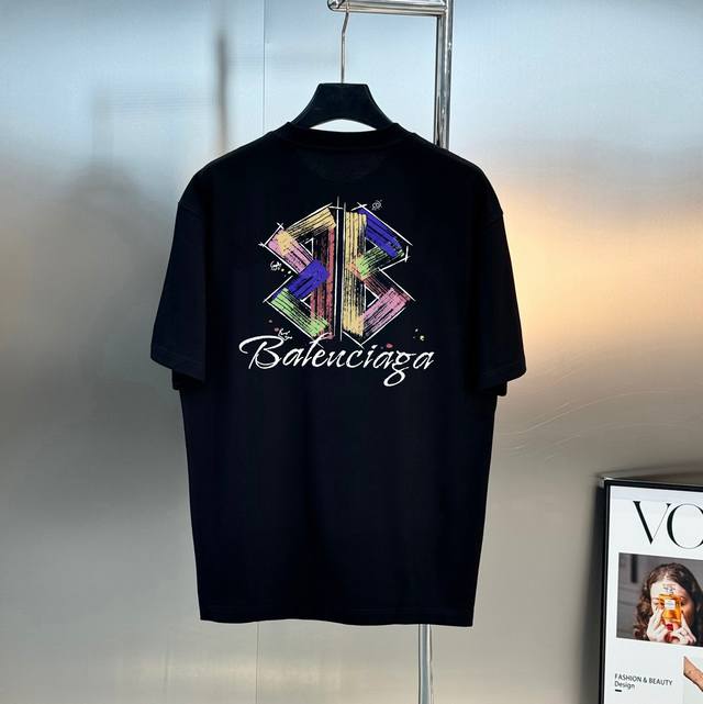 巴黎世家 夏季新款采用250G索罗纳棉面料，超级柔软亲肤！标识高级手绘印花 设计点缀，内里走线工整细致，上身时尚潮流！高端百搭款，品质可见！码数：S-Xxl 颜