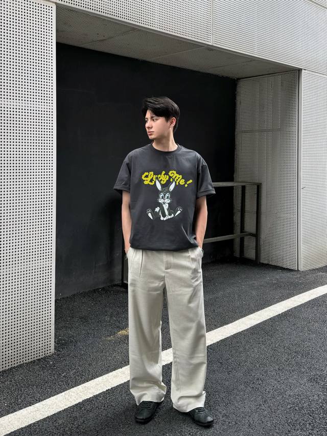 Kenzo*Looney Tunes联名短袖T恤.男女同款这款T恤以Looney Tunes经典角色达菲鸭和崔弟为主题，正面印有“Lucky Me码数：S-Xx