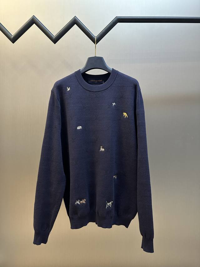 Lv 全幅动物长袖毛衣 采用混纺绵羊毛面料，这确保了织物兼具羊毛的天然保暖性、优良的悬垂感和舒适弹性。德国Stoll机织10针全幅提花标识图案，整件衣服上的标识