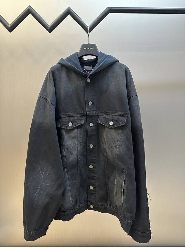 巴黎世家 刺绣连帽牛仔夹克 定制锁纹纯棉牛仔料以及磨绒卫衣料，以黑中生灰的渐变作主色调，而深邃的藏蓝在纤维间进行量子跃迁，Balenciaga刺绣以千针万线重构