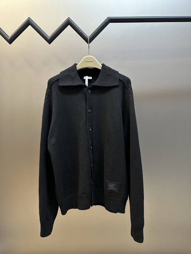 巴宝莉 翻领肘部贴片羊绒开衫 采用40支双股羊毛混纺毛料，进口织机 Soto 5针，毛料酵洗，毛料提花 Size：S M L Xl 建议干洗 本产品为毛料织造而