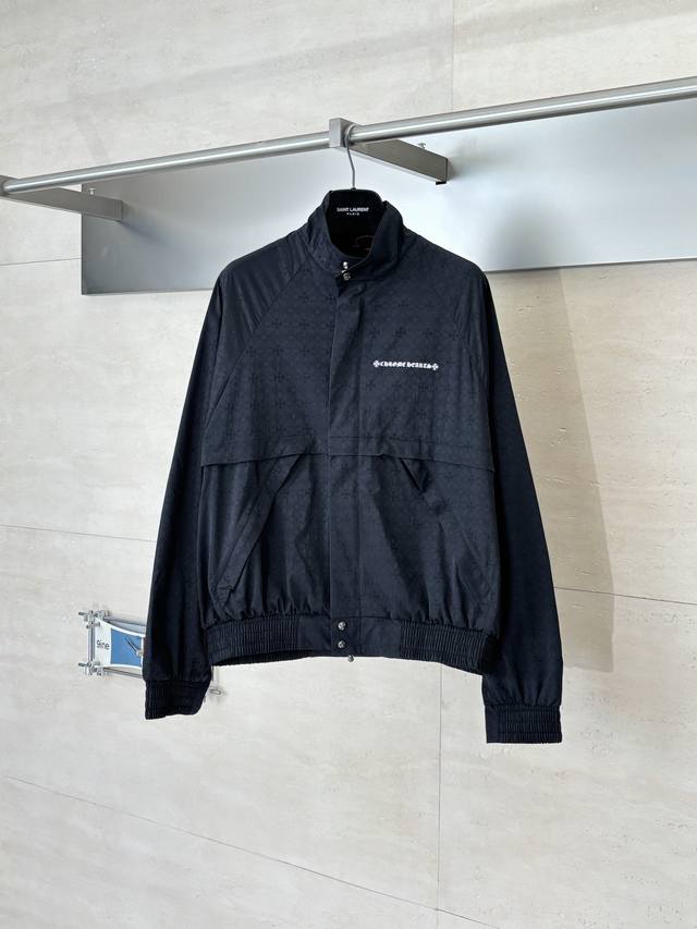 Chrome Hearts* 克罗心 25Fw新款满印暗纹拉链外套 定制幻影花绸梭织面料 质感卓越 舒适贴肤 以曜石黑为主基调 似夜幕下的星轨 邂逅铺满衣身的C