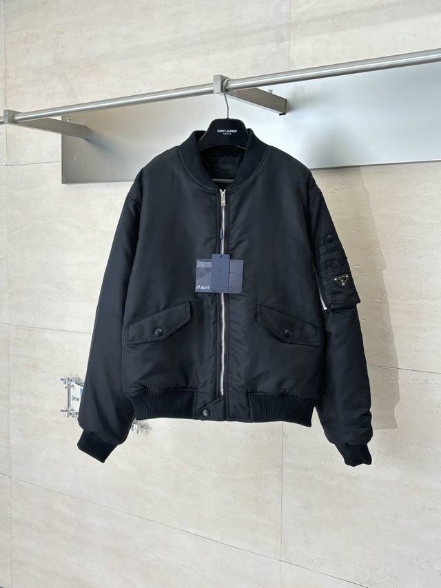 prada* 普拉达 25Ss袖标Bomber飞行夹克棉服 面料采用订制再生尼龙 这种尼龙面料主要特点在于 环保性 循环经济 性能与质感耐磨性 外观和触感保持优