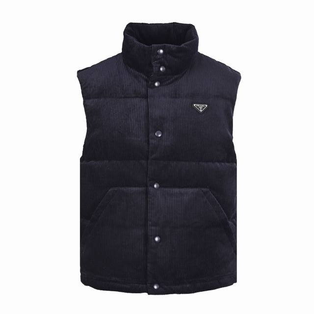 prada普拉达prd 三角标灯芯绒羽绒马甲 这款短裁灯芯绒羽绒马甲，蕴藉prada的混搭个性，金属三角形徽标展现标志性元素，灯芯绒为生产痛点，所产生的面料光差