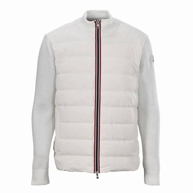 Moncler蒙口Mc 门襟织带针织拼接羽绒外套 Moncler Arroux男士轻羽绒服，采用90％白 鹅绒填充，充绒量51克，轻薄又保暖，超适合南方 或北方