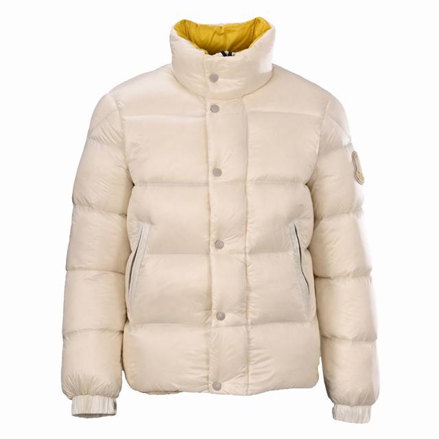 Moncler蒙口Mc 徽标立领拉链短款长袖羽绒服 2025秋冬新款，男女同款宽松版型，立领设计超有型！外层防撕裂尼龙面 料，内填90％白鸭绒，轻盈又保暖。袖口