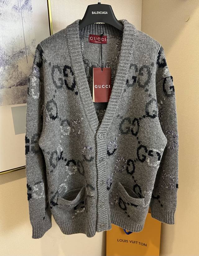 Size:S M L Xl2配色 男女同款 Gg嵌花羊毛开衫、这款百搭开衫以柔软的羊毛针织面料匠心打造，通体缀饰深浅不一的灰色醒目Gg嵌花刺绣定染纱拼毛，日本进