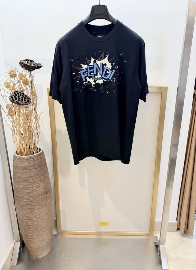 Size：S M L Xl 男女同款As197387121700081 Fe*Di 芬* 2026Fw早春标准版型短袖圆领T恤。纯棉材质。正面绣有定制的撞色Fe