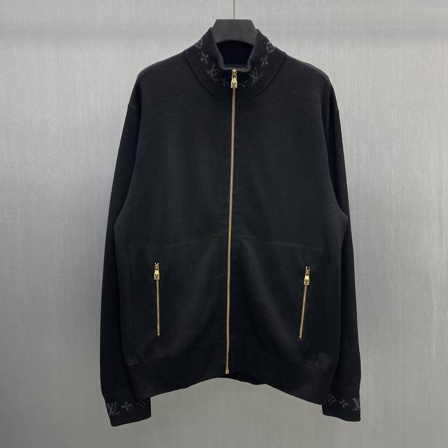 Lu 绵羊毛针织拉链夹克 Size : S-Xl 本款绵羊毛束腰夹克以双面针织塑造简约廓形，为衣领和袖口点缀 Monogram 提花，再搭配柔软棉质内层，兼具舒