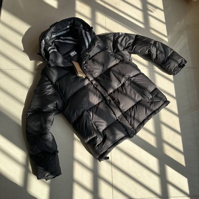 款号：Tt175 顶级原版复刻Burberry 巴宝莉秋冬新款可拆式衣袖连帽羽绒服周冬雨同款 设计理念： Burberry London England家冬季新