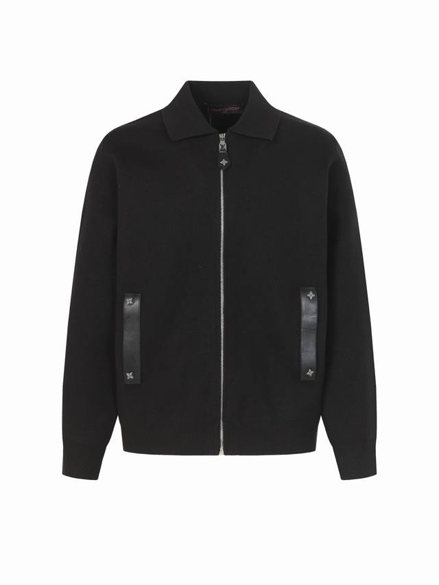 LV路易威登皮革针织羊毛拉链外套 面料：采用美丽奴羊毛面料 该款毛料带羊毛成份78%，是一款超高羊毛成份的一款毛纱。织机成品中带有22%棉料，使为上身会更为版型