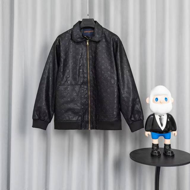 B0133款 驴家全皮压花皮夹克 尺码 M L Xl Xxl 胸围114-118-122-126 衣长 67 69- 71 -73 肩宽 48- 49- 50