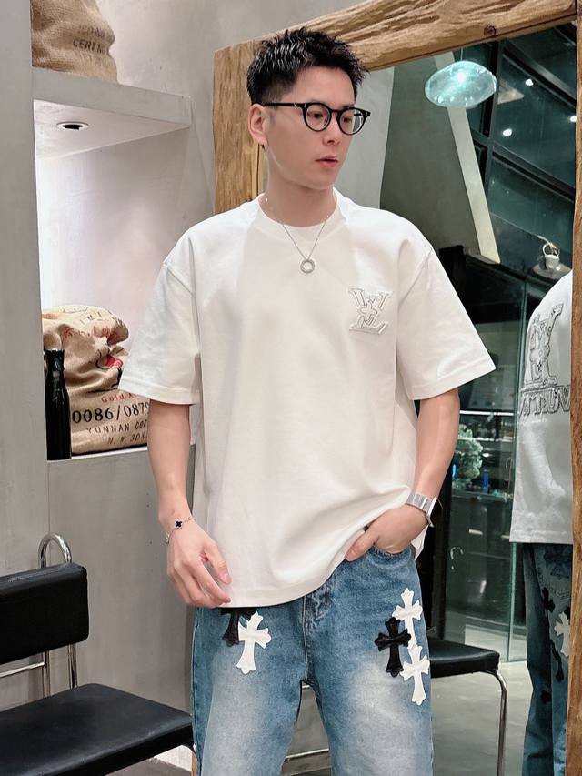 衣服 p ，裤子 p 。 爆款上架，驴牌Lv设计经典，Logo字母立体刺绣 贴布 元素融合打造本季必入专柜爆款，定制棉面料 舒适度、亲肤感极高。前幅品牌最新元素