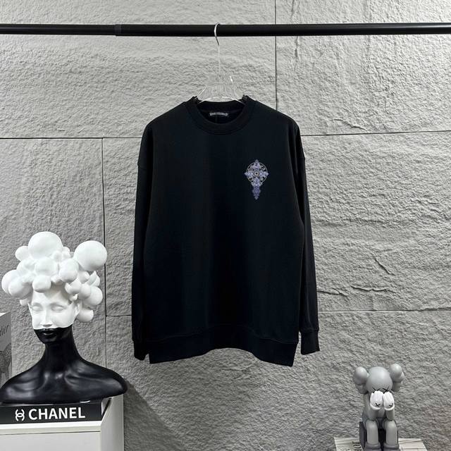 Ch*克罗心*2025早秋冬季新款 经典马蹄十字架梵文 印花工艺 定制毛圈面料 长袖圆领套头卫衣，男女同款 颜色：黑色 白色 尺码： S 90-130斤 M 1