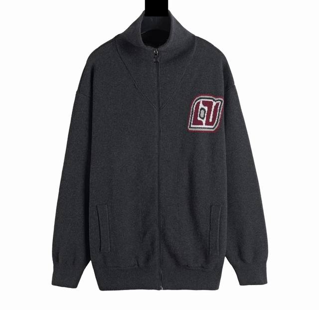 特价 元，原价 剩余库存：Xs 10 S 6 特价不退换 介意勿拍 1V 新款 针织绣花拉链毛衣外套 棉质针织面料，高级绣花工艺，胸前绣有品牌标志性标识，后背绣