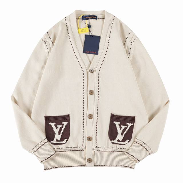 特价 元，原价 剩余库存：Xs 4 S 2 特价不退换 介意勿拍 1V 新款 口袋字母开衫毛衣 对色定染混纺羊毛纱线 采用7S细针搭配对色定染混纺羊毛。混纺羊毛