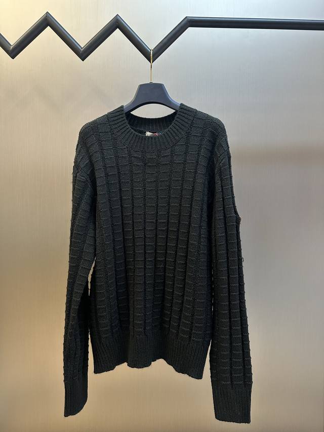 Moncler 浮雕编织徽标毛衣 定织雕纹羊毛肌理料，以立体肌理为笔触，全件浮雕编织重构针织美学的维度，随人体移动产生明暗渐变的织理光晕，标志性Moncler标