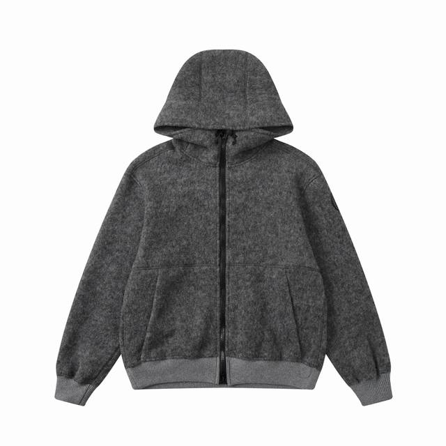 Canadagoose加拿大鹅 25Fw新款羊毛饰章外套 面料以羊毛为主体加入极少量氨纶和聚酯纤维混纺而成的羊毛抓绒面料 羊毛作为核心天然成分提供无与伦比的温度