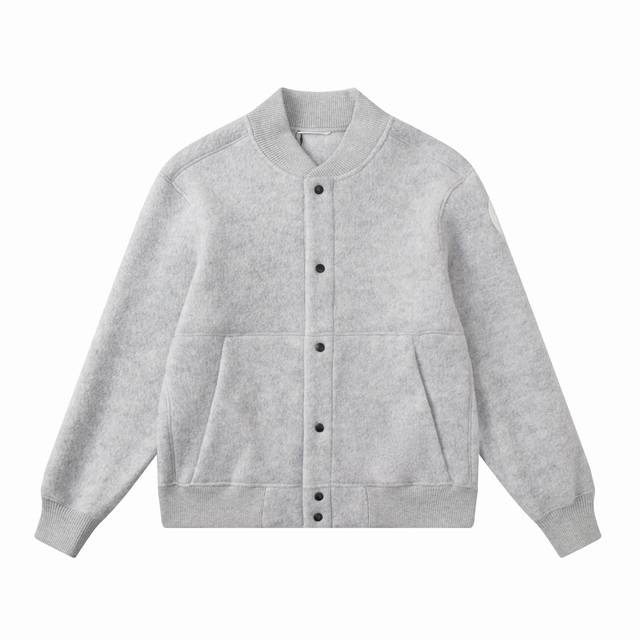Canadagoose 25Fw新款加拿大鹅羊毛饰章棒球服外套 面料为浅灰色羊毛混纺抓绒材质 羊毛提供良好的保暖性能和自然的手感而混纺纤维则增强面料的耐久性 领