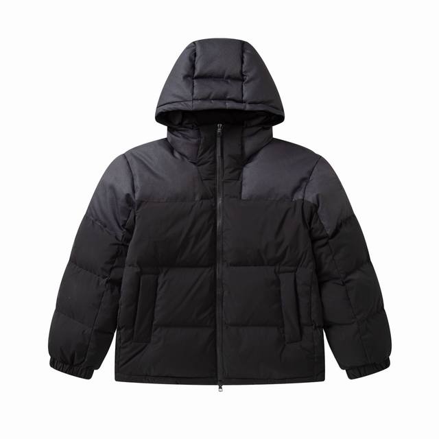 Lou 25Fw新款浮雕羽绒服 采用混合面料制成拼接面料组合不仅保证服装的柔软舒适和耐用度 还赋予独特的质感和外观 科技面料上做提花浮雕印花工艺 浮雕工艺通过热