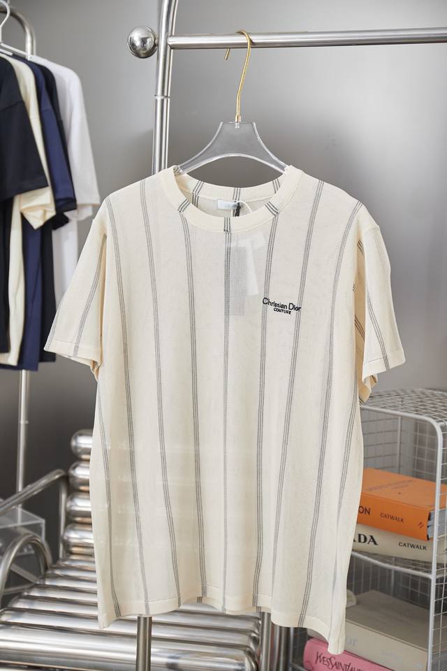 Di0R 宽松版型 T 恤 米色条纹棉质和亚麻混纺平纹针织面料 Christian Di0R Couture 刺绣 这款 Christian Di0R Cout