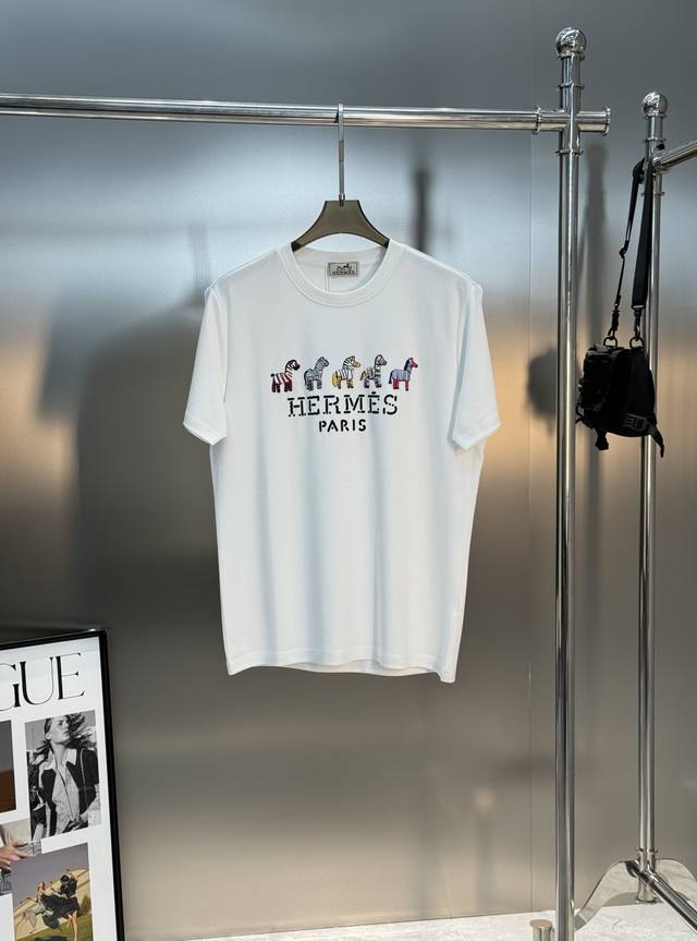 爱马仕25S新款莫代尔T恤.色彩搭配非常丰富.适合时尚街头潮流搭配！不限年龄的单品推荐 烫画卡通造型色彩搭配.品牌字母结合时尚流行.定制客供3260克莫代尔梳面