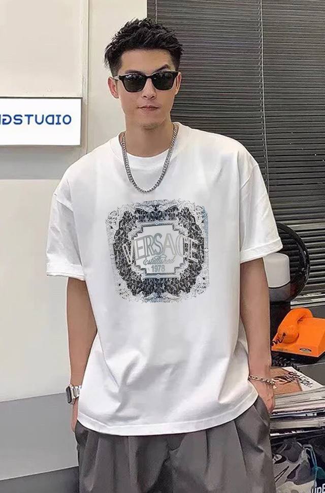 范思哲 新款潮牌T恤.男女同款！胸前字母图形及字母高温烫画设计.三层工艺立体感满满.品相与面料工艺都极为拔尖的一款短袖，精选260G纯棉棉面料 ，肌理构造细腻精