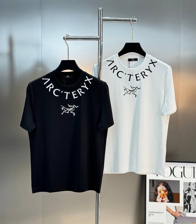 始祖鸟25S夏季纯棉短袖..优选260G棉质面料，裁剪工艺到位没有任何的拖泥带水，上身绝对足够完美！焕然一新的胸口品牌图形立体压花.领口搭配品牌字母烫画.全新元