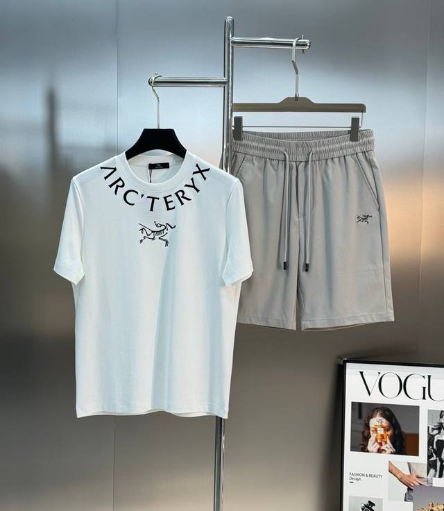 始祖鸟25S夏季纯短袖..优选260G纯 棉质面料，裁剪工艺到位没有任何的拖泥带水，上身绝对足够完美！焕然一新的胸口品牌图形立体压花.领口搭配品牌字母烫画.全新