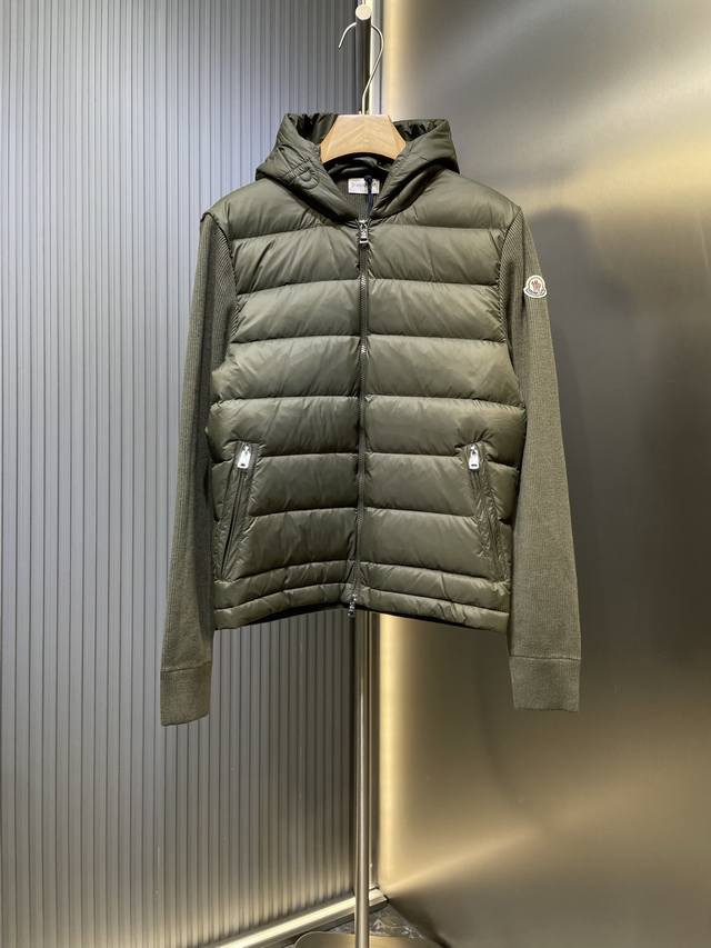 Moncler 25Fw秋冬新品 男士加衬羊毛拉链连帽 这款羊毛连帽配有填充羽绒正面， 是一款适合多季节穿着的实用。此搭有绗缝标识的兜帽， 彰显品牌传统。轻盈针