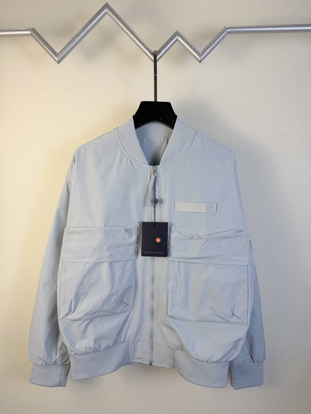 路易威登 2025秋季最新款拉链风衣冲锋衣夹克外套。三标齐全，定制定染尼龙面料，整体休闲又上档次。面料质感比较薄，十分轻盈，上身舒适，适合早秋春穿着。简约的线条