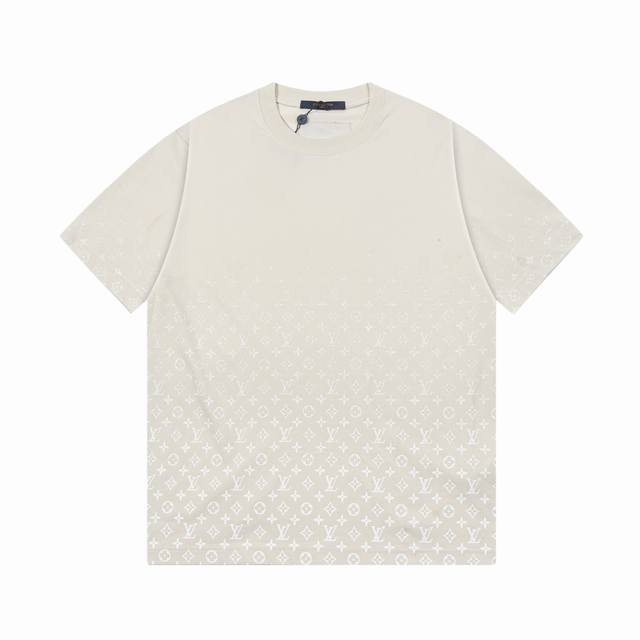 Lv路易威登男女同款短袖 440支纱线全棉面料 前后数码渐变字母印花 全网独家首发 百搭款细节处理完美 十分精致原版面料 网红明星同款 高版本 高品质手感非常舒