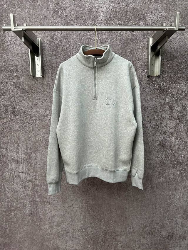 Dior迪奥24Fw标识刺绣半拉链立领卫衣 面料100%棉，意大利制造，面料厚实顺滑，秋冬季节穿着很舒服。胸前Cd标识刺绣，细节做工精致，拉链和内里三标齐全，男