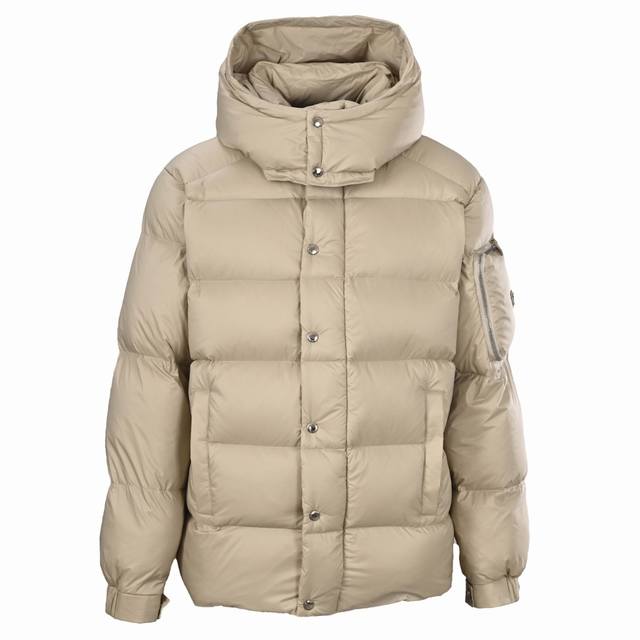 prada 普拉达prd 25Fw 手臂三角标口袋连帽羽绒服 采用80高端绒。配色:黑色 米色 帽子可随意拆卸 Size: 48-56