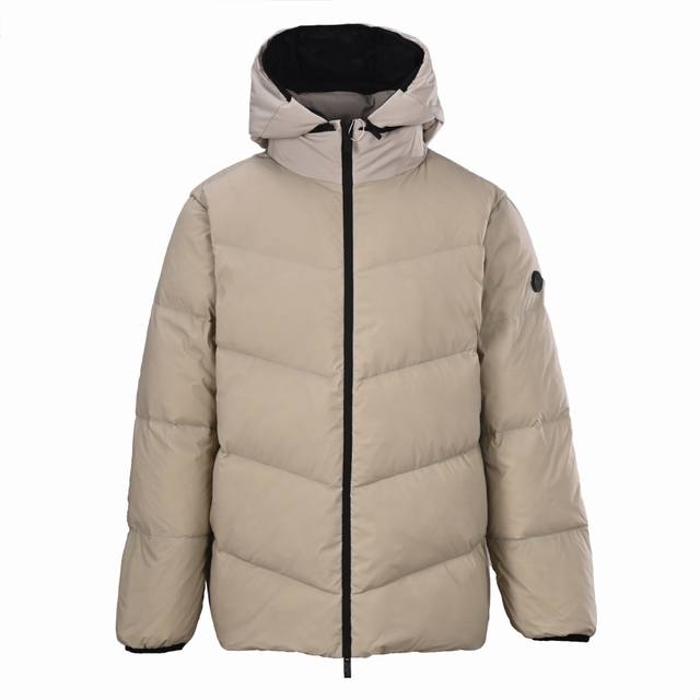 Moncler蒙口Mc 25Fw 帽子可拆卸羽绒服 Moncler这款米白色羽绒服，简约大方，连帽设 计＋黑色拉链，细节满分！高品质羽绒填充，保暖 力超强，冬季