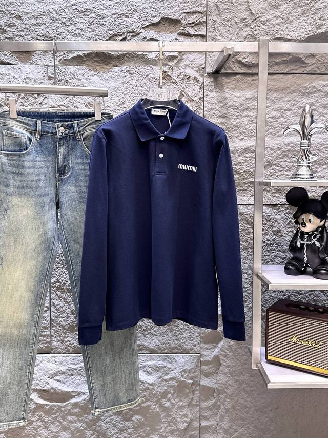 Miu* 25Ss秋冬新品长袖翻领polo衫 高端版本 官网同步面料定制1:1精棉大珠 高品质棉花原料 高端大气 版型整体走线平直细腻 面料舒适柔软 对版对位