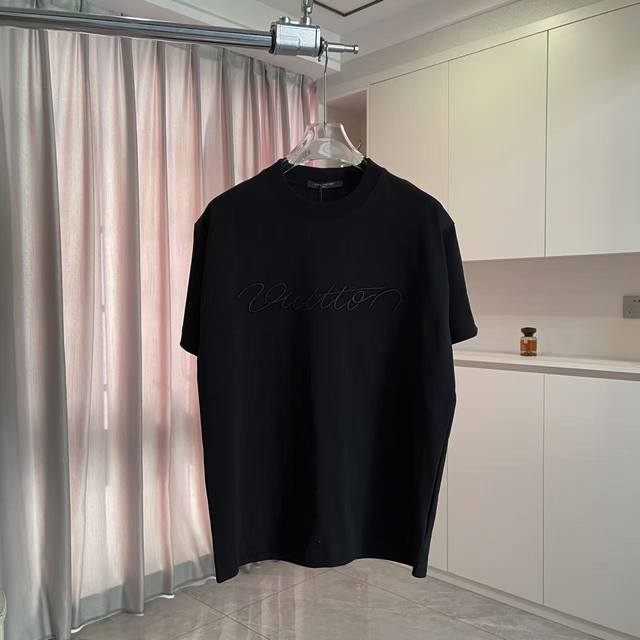 LV*2026春夏新款 字母Logo绣花 定制面料300G 短袖T恤 男女同款 尺码：S M L Xl Xxl 五个码 颜色：黑色 白色