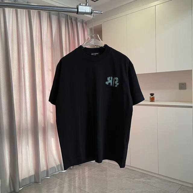 Balenci*Ga 巴黎2026春夏新款 真空绣字母Logo 定制面料300G 短袖T恤 男女同款 尺码：S M L Xl Xxl 五个码 颜色：黑色 白色