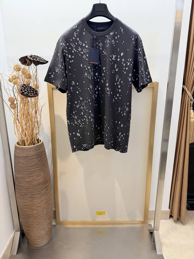 Size S M L Xl 男女同款 197524 1V路易家2026Fw早春 Monogram 满印3D水滴半袖T恤 这款经典 T 恤焕新呈现本季的错视 Mo