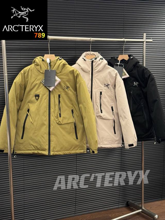 始祖鸟冬季新款户外机能风羽绒棉服，流量爆款，经典百搭永不过时系列，绝佳秋冬出行穿搭必备百搭单品 冬季一定闭眼入的百搭单品，面料已做防水涂层 防水防风 ，内里双层