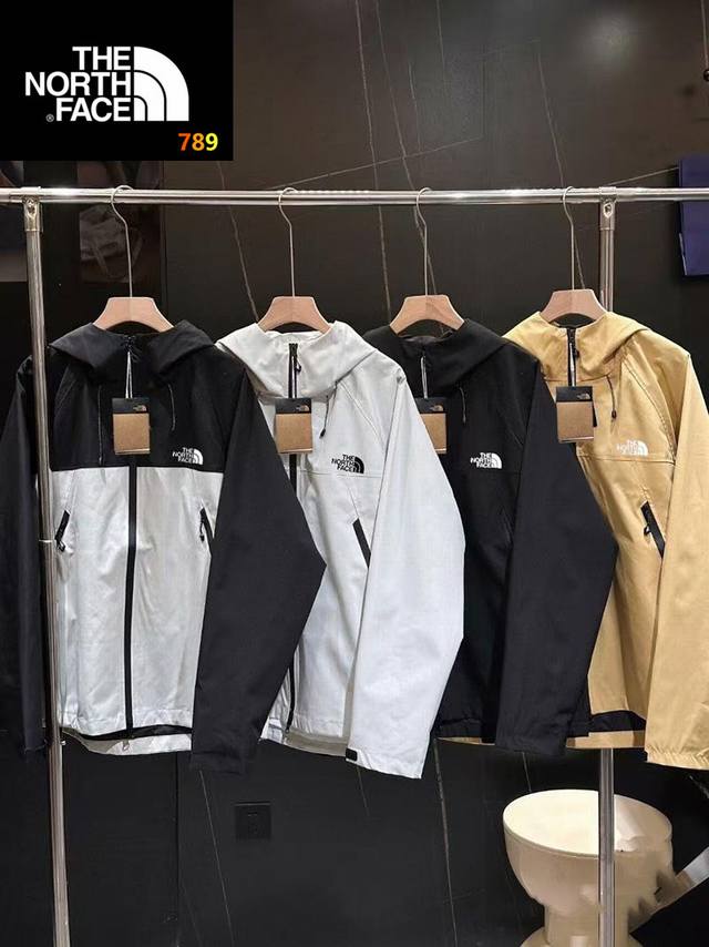 北面三合一两件套 冬季最新款冲锋衣两件套 户外休闲防风防水连帽外套内里贝贝绒里衬 两件套 保暖效果极佳 一件可以拆开两件穿！今天推荐的这款冲锋衣风衣外套，绝对让