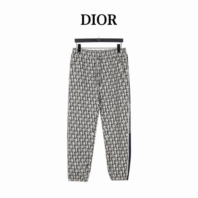 Dior 迪奥 满印提花侧边织带套装长裤 米杏色 灵感源自八十年代复古，客供定制的480克提花材质，摸着面料质感肉实，肌里感清晰可见，有净重感，全身极致简约设计