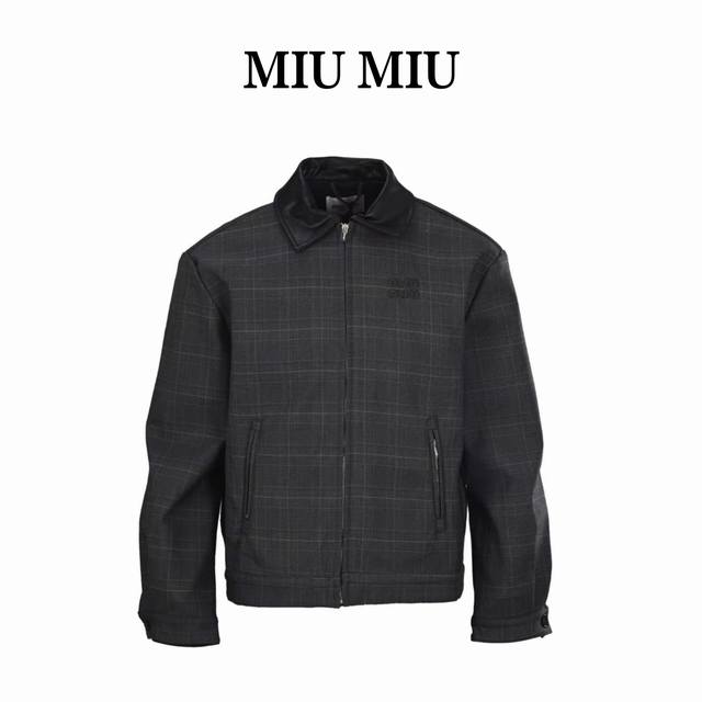Miu Miu缪缪Mm 皮领格纹夹克外套 正品38100购入开发，350克羊毛混纺平纹格子面料，200克空气层复合布，110克人丝里布，100%pu皮，定位裁床